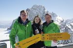 v.l.: LR Dr. Christian Buchmann, Weinkönigin Johanna II und Erich Neuhold (GF Steiermark Tourismus) am Dachstein-Gletscher.