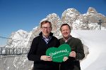Wirtschaftslandesrat Dr. Christian Buchmann und Steiermark Tourismus-Geschäftsführer Erich Neuhold freuen sich über die Erfolgsbilanz in der Wintersaison 2015/16. 