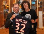 Landesrat Christian Buchmann mit PSG-Star David Luiz.