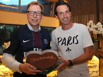 Landesrat Buchmann mit Paris Saint-Germain Trainer Unai Emery.