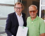 Wirtschaftslandesrat Dr. Christian Buchmann verlieh Hans Gröbelbauer das Steiermark-Herz in Silber.