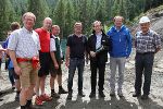 Peter Doppelhofer (rechts) und Ing. Helmut Anselmi (4. Von links) von der Firma Granit gaben einen Baustellenbericht an der Talstation. 