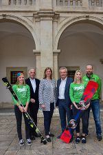 Nella Krauß, Präsident Helmuth Lexer, LR Barbara Eibinger-Miedl, LR Anton Lang, Celine Galler und Klaus Kröll gaben gemeinsam den Startschuss in die Ski-Saison. (v.l.)