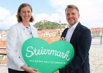v.l.: Landesrätin Barbara Eibinger-Miedl und Michael Feiertag (Geschäftsführer Steirische Tourismus und Standortmarketing GmbH). © Land Steiermark 
