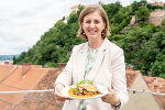 Tourismuslandesrätin Barbara Eibinger-Miedl sorgt mit dem neuen Förderungsprogramm "Erfolgsrezepte" für neue Impulse in der heimischen Gastronomie. © STG/Streibl Tourismuslandesrätin Barbara Eibinger-Miedl sorgt mit dem neuen Förderungsprogramm "Erfolgsrezepte" für neue Impulse in der heimischen Gastronomie.